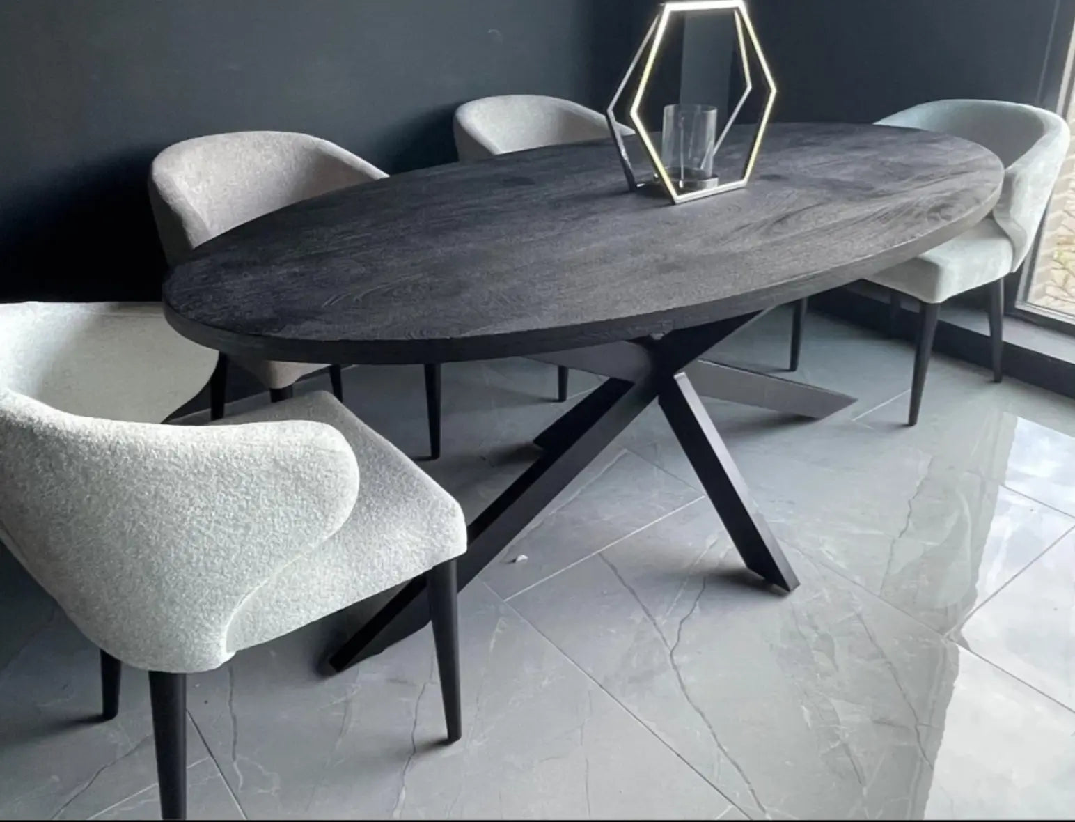 Eettafel Amsterdam Ovaal - Mangohout - Zwart Lampen & Meer