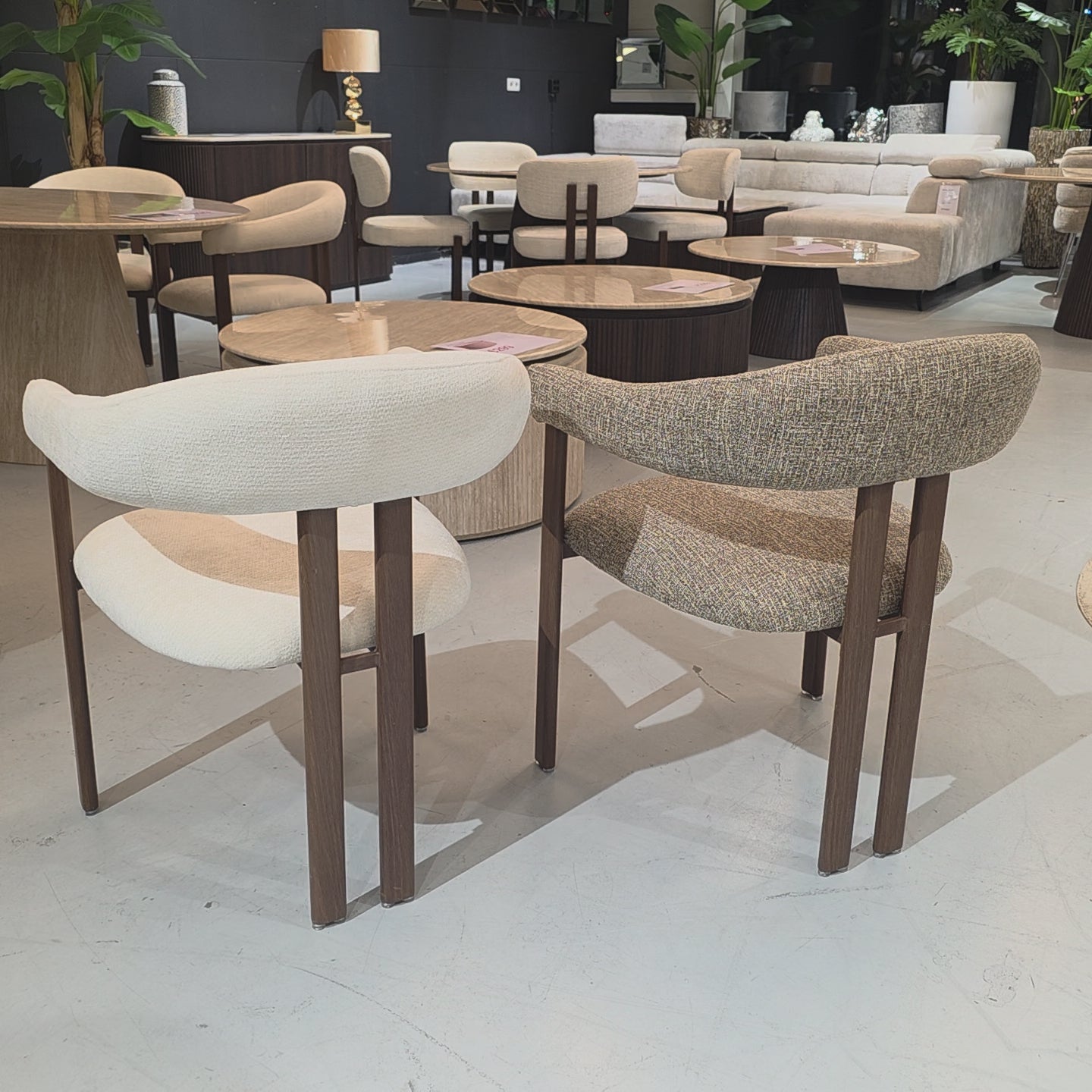 Video laden: Eetkamerstoel Kimberly XL - 2 Kleuren