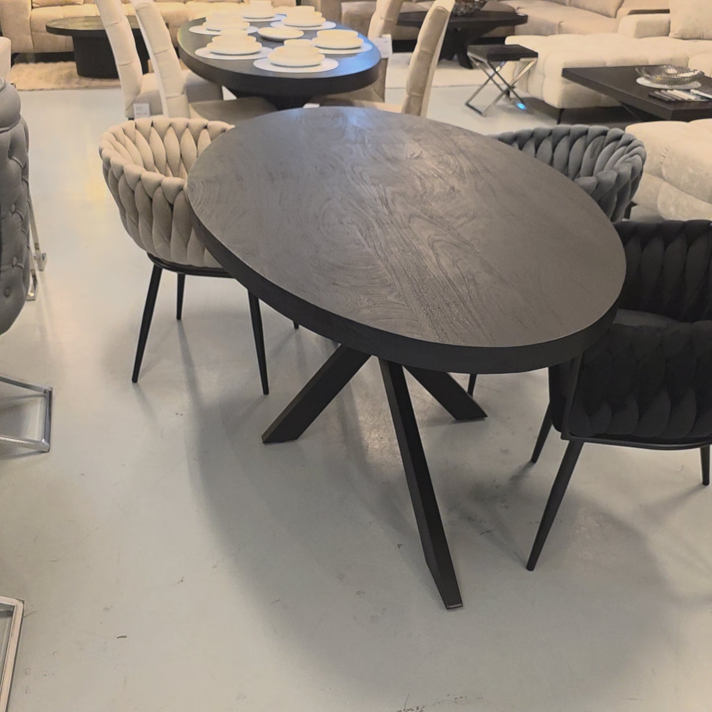 Video laden: Eettafel Amsterdam Ovaal - Mangohout - Zwart