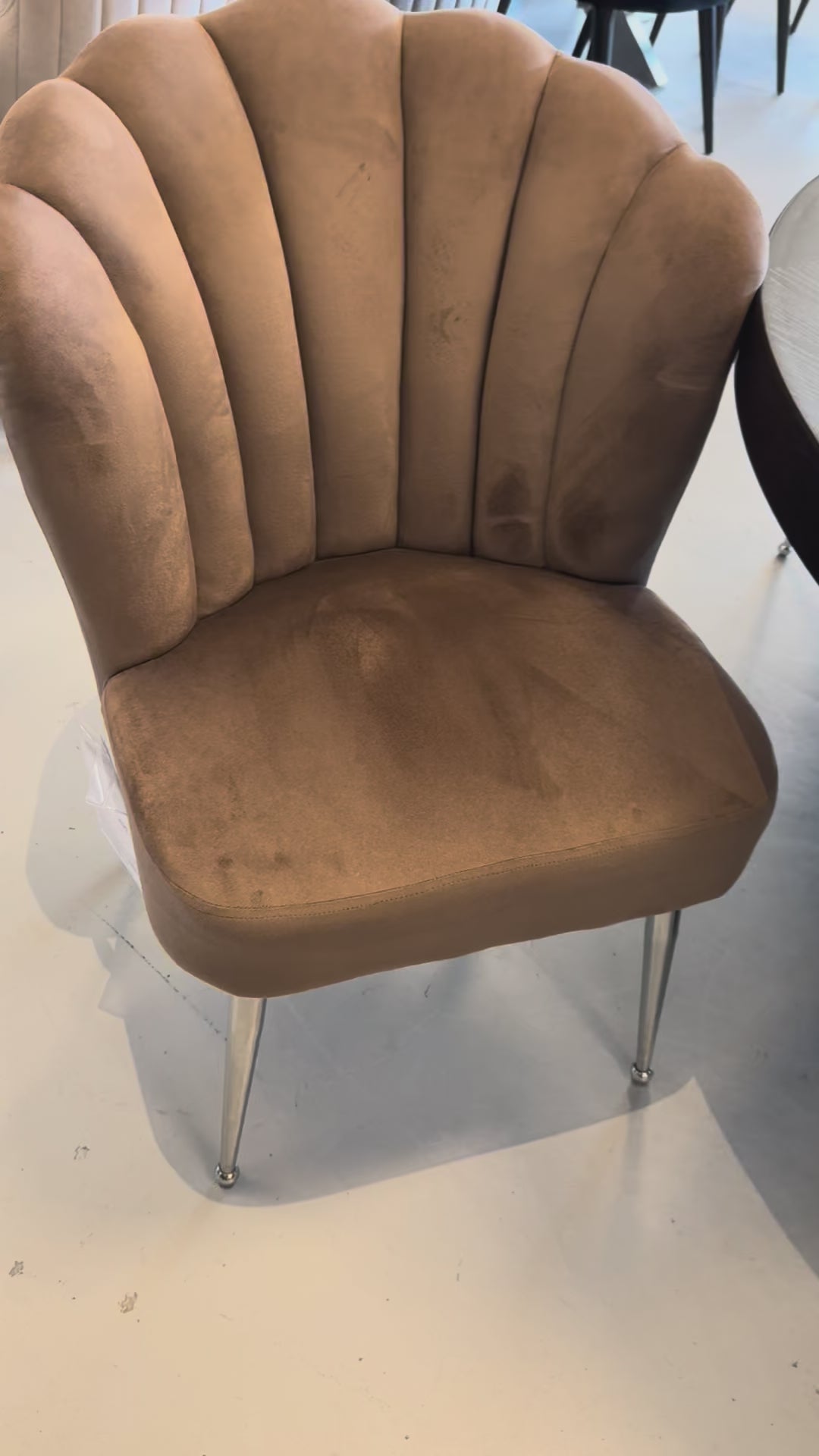 Load video: Shell chair Lyon Velvet - Brown