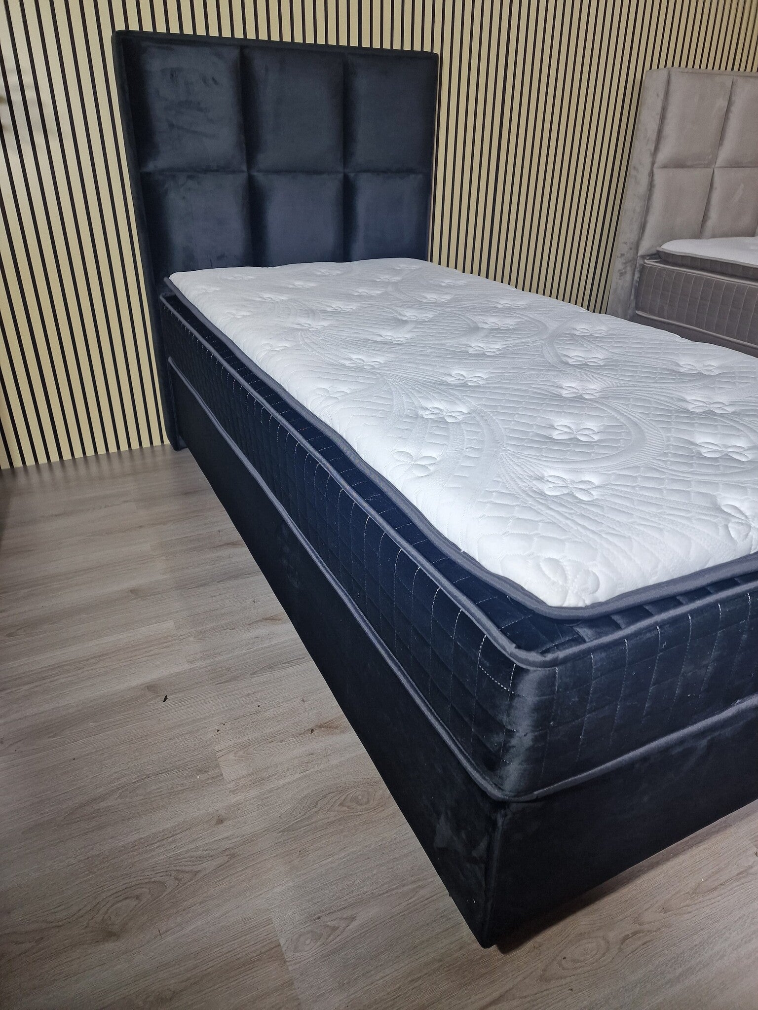 Boxspring Phantom - 2 Colors