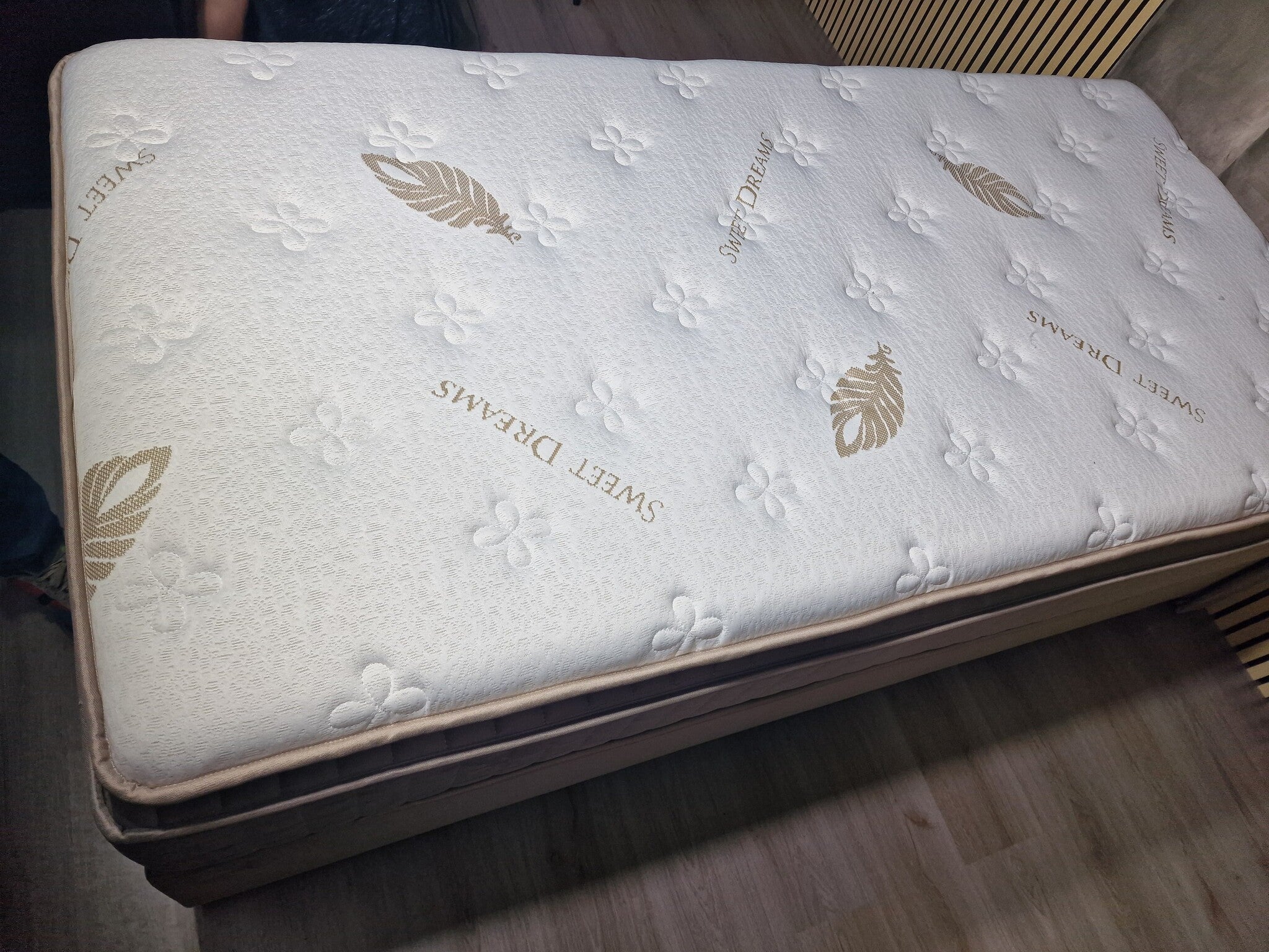Boxspring Phantom - 2 Colors