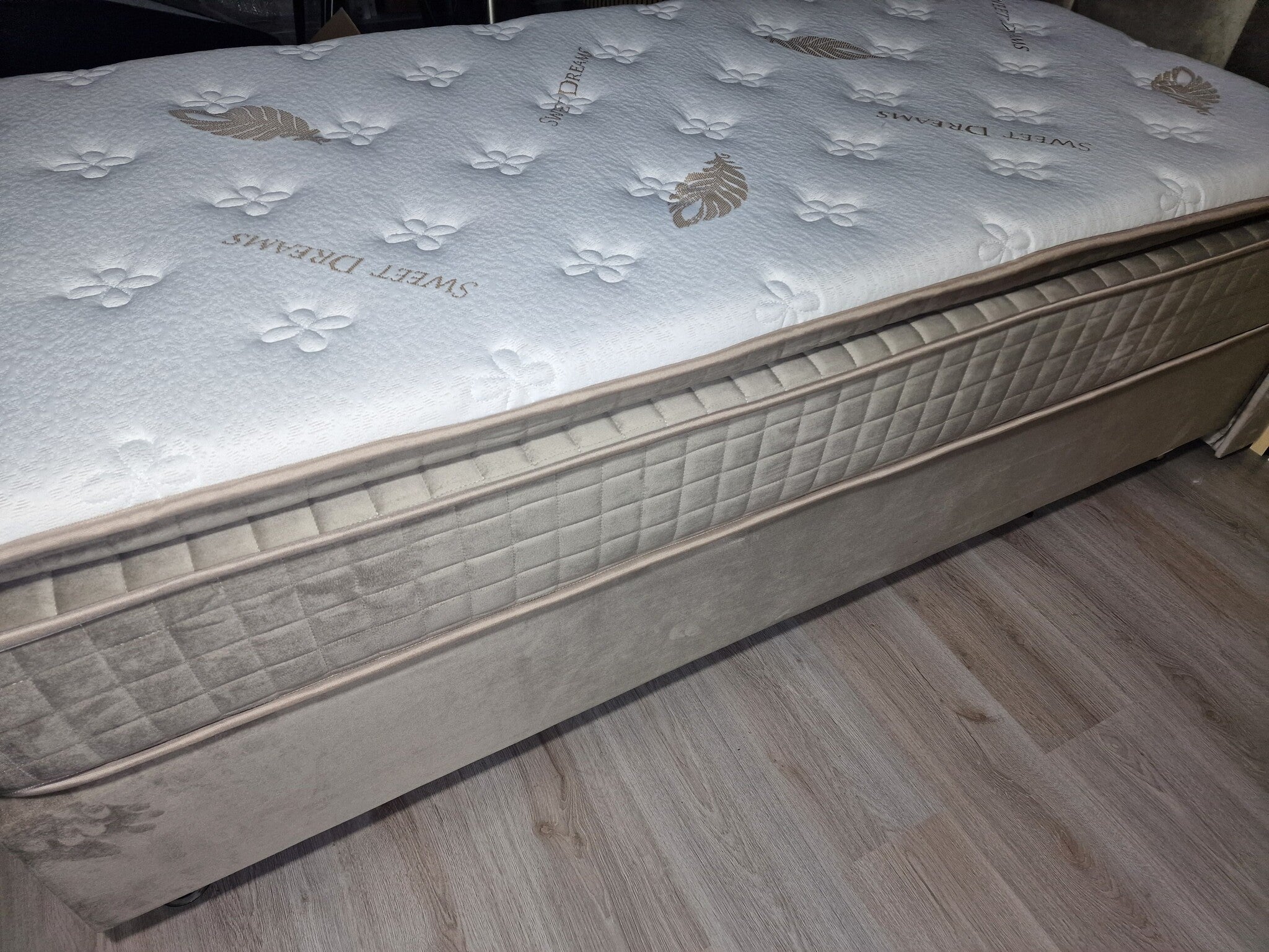 Boxspring Phantom - 2 Colors